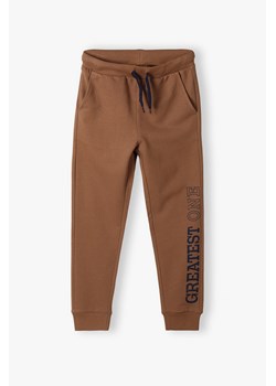 Brązowe spodnie dresowe slim fit chłopięce z napisem na nogawce ze sklepu 5.10.15 w kategorii Spodnie chłopięce - zdjęcie 169722243