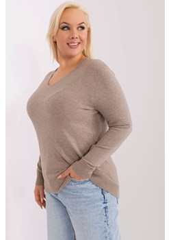 Dopasowany sweter plus size z wiskozy ciemny bezowy ze sklepu 5.10.15 w kategorii Swetry damskie - zdjęcie 169722552