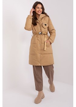 Camelowa długa kurtka zimowa z paskiem ze sklepu 5.10.15 w kategorii Płaszcze damskie - zdjęcie 169722784