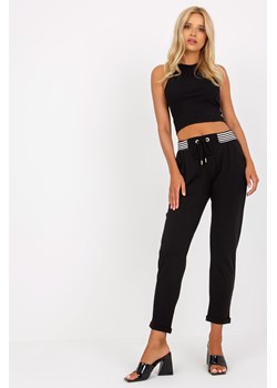 Czarne dresowe spodnie basic z kieszeniami RUE PARIS ze sklepu 5.10.15 w kategorii Spodnie damskie - zdjęcie 169723901