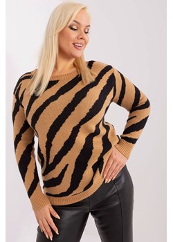 Sweter plus size ze zwierzęcym motywem camelowy ze sklepu 5.10.15 w kategorii Swetry damskie - zdjęcie 169724064