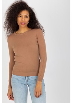 Camelowy gładki sweter klasyczny z okrągłym dekoltem ze sklepu 5.10.15 w kategorii Swetry damskie - zdjęcie 169729862