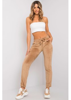 Camelowe spodnie welurowe Juanita RUE PARIS ze sklepu 5.10.15 w kategorii Spodnie damskie - zdjęcie 169730142