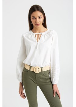 Bluzka damska z długim rękawem z ozdobnym dekoltem biała ze sklepu 5.10.15 w kategorii Bluzki damskie - zdjęcie 169730623