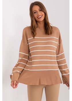 Camelowy sweter oversize z okrągłym dekoltem ze sklepu 5.10.15 w kategorii Swetry damskie - zdjęcie 169731610