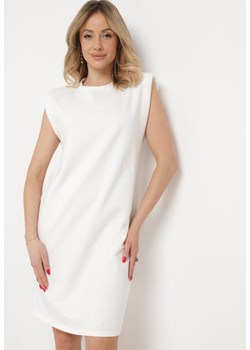 Biała Sukienka Pudełkowa z Podkreślonymi Ramionami Mimossa ze sklepu Born2be Odzież w kategorii Sukienki - zdjęcie 169736954