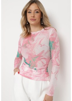 Różowa Dopasowana Bluzka z Marmurowym Wzorem i Długimi Rękawami Tarelle ze sklepu Born2be Odzież w kategorii Bluzki damskie - zdjęcie 169746832