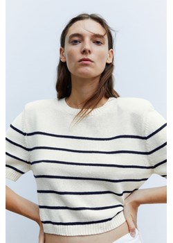 H & M - Dzianinowy top z watowanymi ramionami - Beżowy ze sklepu H&M w kategorii Bluzki damskie - zdjęcie 169748563