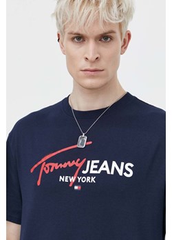 Tommy Jeans t-shirt bawełniany męski kolor granatowy z nadrukiem DM0DM18572 ze sklepu ANSWEAR.com w kategorii T-shirty męskie - zdjęcie 169750460