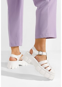 Białe sandały na platformie Carila ze sklepu Zapatos w kategorii Sandały damskie - zdjęcie 169750891