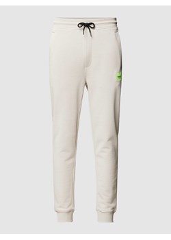 Spodnie dresowe z naszywką z logo model ‘Doak’ ze sklepu Peek&Cloppenburg  w kategorii Spodnie męskie - zdjęcie 169751062