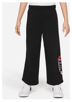 Spodnie z szerokimi nogawkami dla małych dzieci Nike Floral Fleece - Czerń ze sklepu Nike poland w kategorii Spodnie chłopięce - zdjęcie 169754413