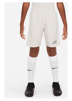 Spodenki piłkarskie dla dużych dzieci Nike Dri-FIT Academy23 - Brązowy ze sklepu Nike poland w kategorii Spodenki chłopięce - zdjęcie 169754622