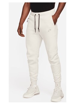 Joggery męskie Nike Sportswear Tech Fleece - Brązowy ze sklepu Nike poland w kategorii Spodnie męskie - zdjęcie 169754632