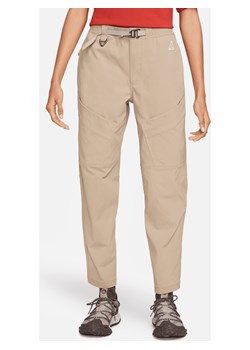 Damskie spodnie trekkingowe ze średnim stanem Nike ACG - Brązowy ze sklepu Nike poland w kategorii Spodnie damskie - zdjęcie 169754642