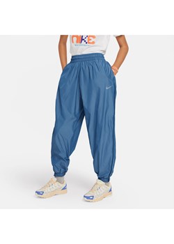 Spodnie z tkaniny dla dużych dzieci (dziewcząt) Nike Sportswear - Niebieski ze sklepu Nike poland w kategorii Spodnie dziewczęce - zdjęcie 169754734