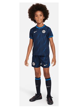 Trzyczęściowy strój dla małych dzieci Nike Dri-FIT Chelsea F.C. 2023/24 (wersja wyjazdowa) - Niebieski ze sklepu Nike poland w kategorii Komplety chłopięce - zdjęcie 169755032