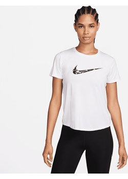 Damska koszulka do biegania z krótkim rękawem Dri-FIT Nike One Swoosh - Biel ze sklepu Nike poland w kategorii Bluzki damskie - zdjęcie 169755081