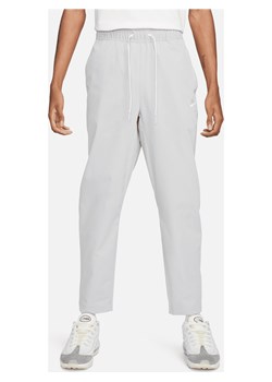 Męskie spodnie z tkaniny o zwężanym kroju Nike Club - Szary ze sklepu Nike poland w kategorii Spodnie męskie - zdjęcie 169755274