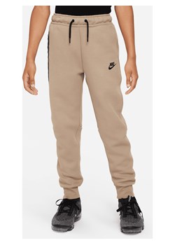 Spodnie dla dużych dzieci (chłopców) Nike Sportswear Tech Fleece - Brązowy ze sklepu Nike poland w kategorii Spodnie chłopięce - zdjęcie 169755294