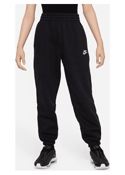 Luźne spodnie dla dużych dzieci (dziewcząt) Nike Sportswear Club Fleece - Czerń ze sklepu Nike poland w kategorii Spodnie chłopięce - zdjęcie 169755300