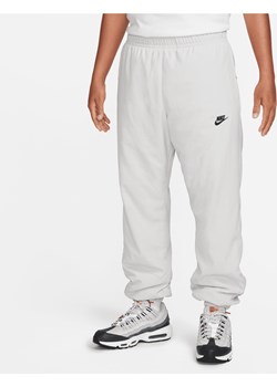 Męskie spodnie z tkaniny na zimę Nike Windrunner - Szary ze sklepu Nike poland w kategorii Spodnie męskie - zdjęcie 169755372
