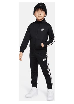 Zestaw z trykotem dla małych dzieci Nike Sportswear Club Dri-FIT - Czerń ze sklepu Nike poland w kategorii Dresy chłopięce - zdjęcie 169755541