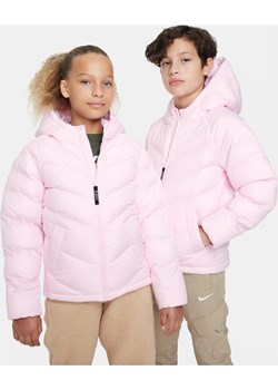 Kurtka z kapturem i syntetycznym wypełnieniem dla dużych dzieci Nike Sportswear - Różowy ze sklepu Nike poland w kategorii Kurtki dziewczęce - zdjęcie 169755560