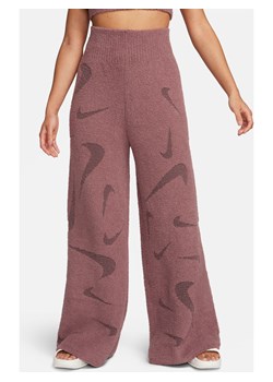 Damskie spodnie dzianinowe z wysokim stanem i szerokimi nogawkami Nike Sportswear Phoenix Cozy Bouclé - Fiolet ze sklepu Nike poland w kategorii Spodnie damskie - zdjęcie 169755773
