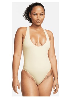 Damski jednoczęściowy kostium kąpielowy ze skrzyżowanymi ramiączkami na plecach Nike - Biel ze sklepu Nike poland w kategorii Stroje kąpielowe - zdjęcie 169755832