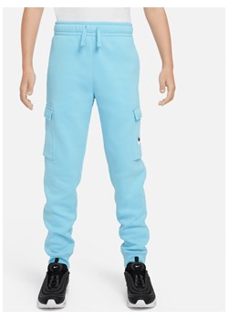 Bojówki z dzianiny z grafiką dla dużych dzieci (chłopców) Nike Sportswear - Niebieski ze sklepu Nike poland w kategorii Spodnie chłopięce - zdjęcie 169755841