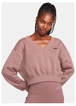 Damska koszulka o skróconym kroju z dekoltem w kształcie litery V Nike Sportswear Phoenix Fleece - Fiolet ze sklepu Nike poland w kategorii Bluzki damskie - zdjęcie 169755962