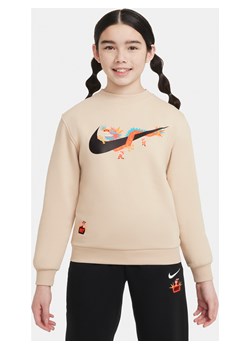Bluza dresowa z półokrągłym dekoltem dla dużych dzieci Nike Sportswear Club Fleece „Lunar New Year” - Brązowy ze sklepu Nike poland w kategorii Bluzy dziewczęce - zdjęcie 169756041
