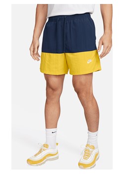 Męskie spodenki z tkaniny w kontrastowych kolorach Nike Club - Niebieski ze sklepu Nike poland w kategorii Spodenki męskie - zdjęcie 169756372