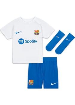 Trzyczęściowy strój dla niemowląt i maluchów Nike Dri-FIT FC Barcelona 2023/24 (wersja wyjazdowa) - Biel ze sklepu Nike poland w kategorii Komplety niemowlęce - zdjęcie 169756383