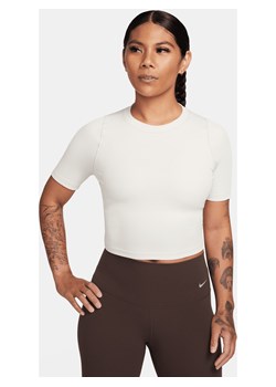 Damska koszulka o skróconym kroju z krótkim rękawem Dri-FIT Nike Zenvy Rib - Brązowy ze sklepu Nike poland w kategorii Bluzki damskie - zdjęcie 169756593