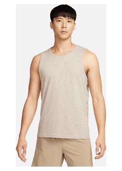 Męska uniwersalna koszulka bez rękawów Dri-FIT Nike Primary - Brązowy ze sklepu Nike poland w kategorii T-shirty męskie - zdjęcie 169756661