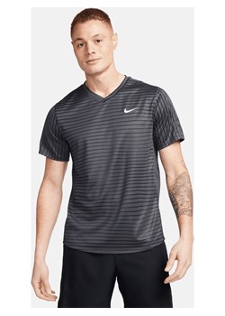 Męska koszulka do tenisa NikeCourt Dri-FIT Victory - Szary ze sklepu Nike poland w kategorii T-shirty męskie - zdjęcie 169756704