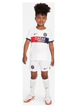 Trzyczęściowy strój dla małych dzieci Nike Dri-FIT Paris Saint-Germain 2023/24 (wersja wyjazdowa) - Biel ze sklepu Nike poland w kategorii Komplety chłopięce - zdjęcie 169756953