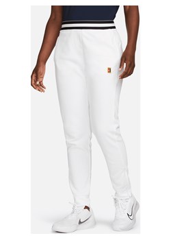 Damskie spodnie z dzianiny dresowej do tenisa NikeCourt Dri-FIT Heritage - Biel ze sklepu Nike poland w kategorii Spodnie damskie - zdjęcie 169757091