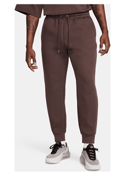 Męskie spodnie z dzianiny Nike Tech Fleece Reimagined - Brązowy ze sklepu Nike poland w kategorii Spodnie męskie - zdjęcie 169757241