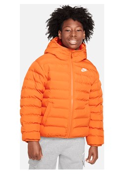 Luźna kurtka z kapturem dla dużych dzieci Nike Sportswear Lightweight Synthetic Fill - Pomarańczowy ze sklepu Nike poland w kategorii Kurtki dziewczęce - zdjęcie 169757603