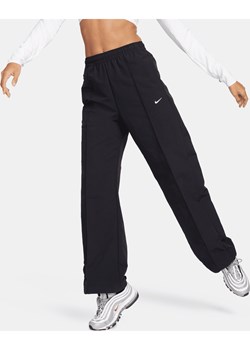 Damskie spodnie ze średnim stanem i luźnymi nogawkami Nike Sportswear Everything Wovens - Czerń ze sklepu Nike poland w kategorii Spodnie damskie - zdjęcie 169757823
