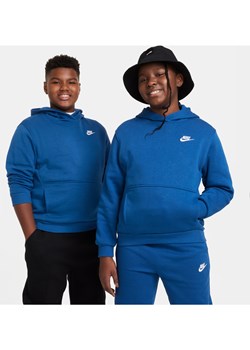 Bluza z kapturem dla dużych dzieci Nike Sportswear Club Fleece (szersze rozmiary) - Niebieski ze sklepu Nike poland w kategorii Bluzy chłopięce - zdjęcie 169757992