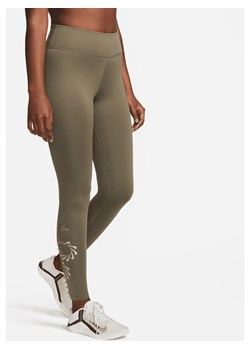Damskie legginsy treningowe ze średnim stanem i grafiką Nike Therma-FIT One - Zieleń ze sklepu Nike poland w kategorii Spodnie damskie - zdjęcie 169758024