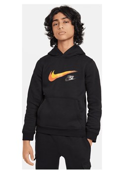Dzianinowa bluza z kapturem i grafiką dla dużych dzieci (chłopców) Nike Sportswear - Czerń ze sklepu Nike poland w kategorii Bluzy chłopięce - zdjęcie 169758040
