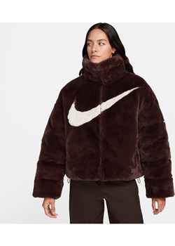 Damska oversize'owa kurtka puchowa ze sztucznego futra Nike Sportswear Essential - Brązowy ze sklepu Nike poland w kategorii Futra damskie - zdjęcie 169758173