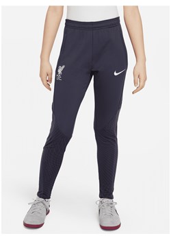 Spodnie piłkarskie z dzianiny dla dużych dzieci Nike Dri-FIT Liverpool F.C. Strike (wersja trzecia) - Szary ze sklepu Nike poland w kategorii Spodnie chłopięce - zdjęcie 169758302