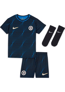 Trzyczęściowy strój dla niemowląt i maluchów Nike Dri-FIT Chelsea F.C. 2023/24 (wersja wyjazdowa) - Niebieski ze sklepu Nike poland w kategorii Komplety chłopięce - zdjęcie 169758334