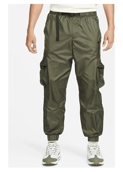 Męskie spodnie z tkaniny z podszewką Nike Tech - Zieleń ze sklepu Nike poland w kategorii Spodnie męskie - zdjęcie 169758402